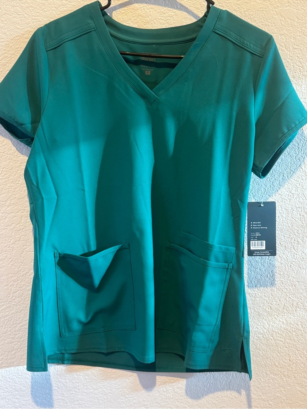 Med Couture Women's Scrubs VneckTop with cargo joggers NWT Small - Picture 2 of 10